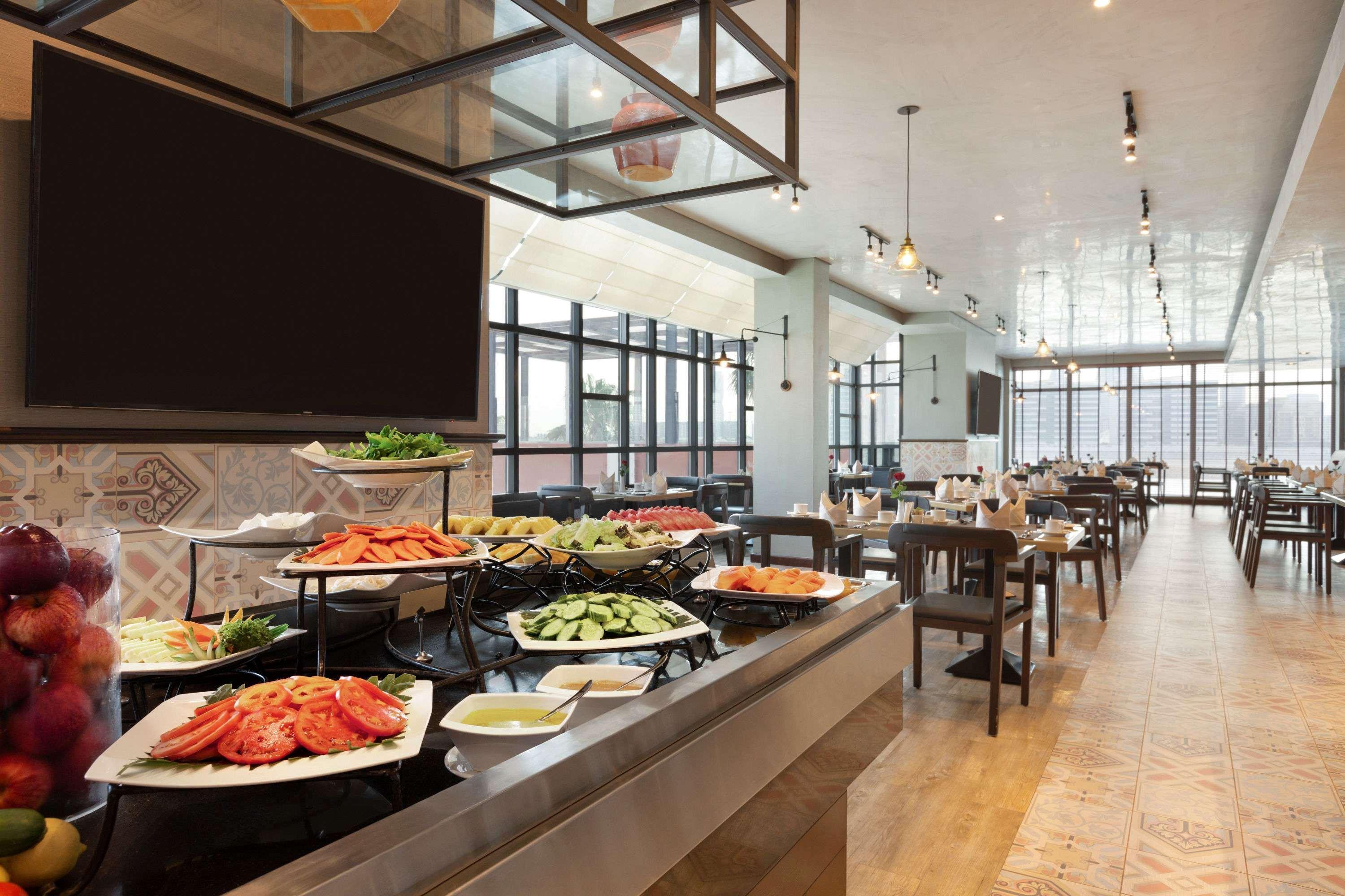 Ramada By Wyndham Manama City Centre Екстериор снимка