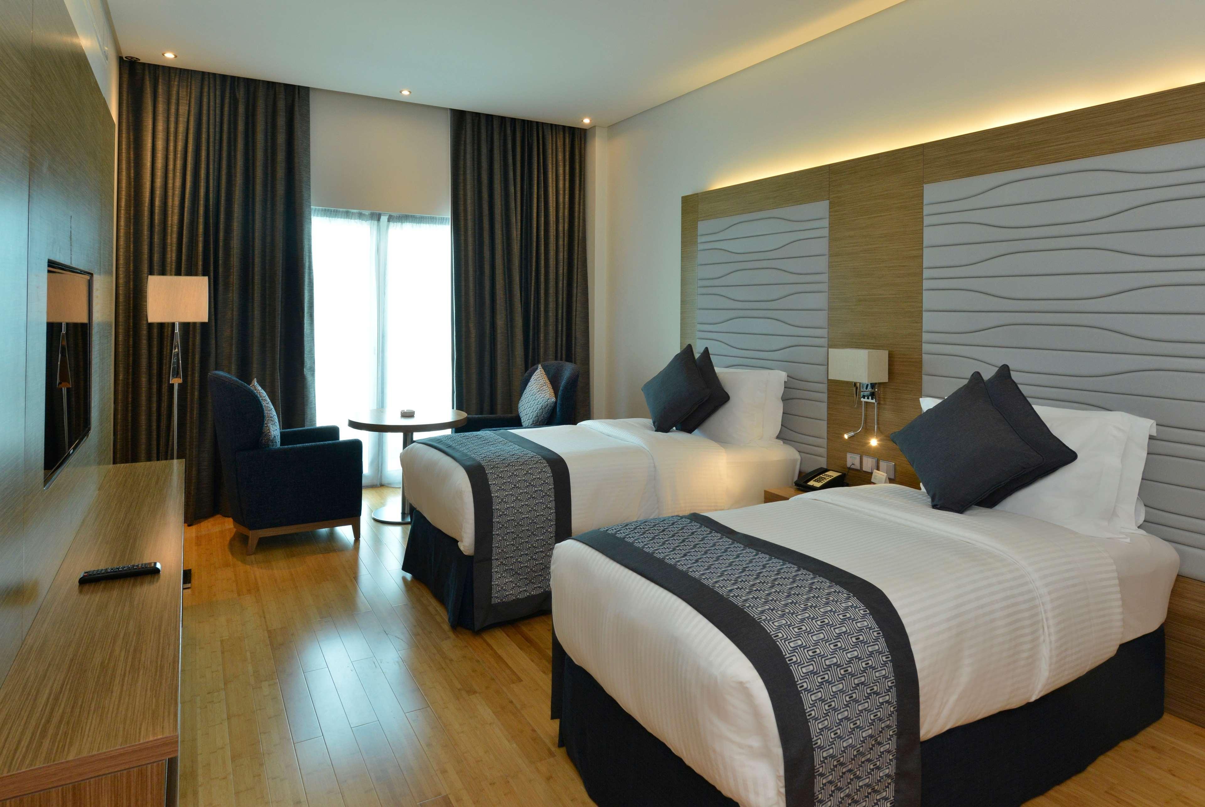 Ramada By Wyndham Manama City Centre Екстериор снимка