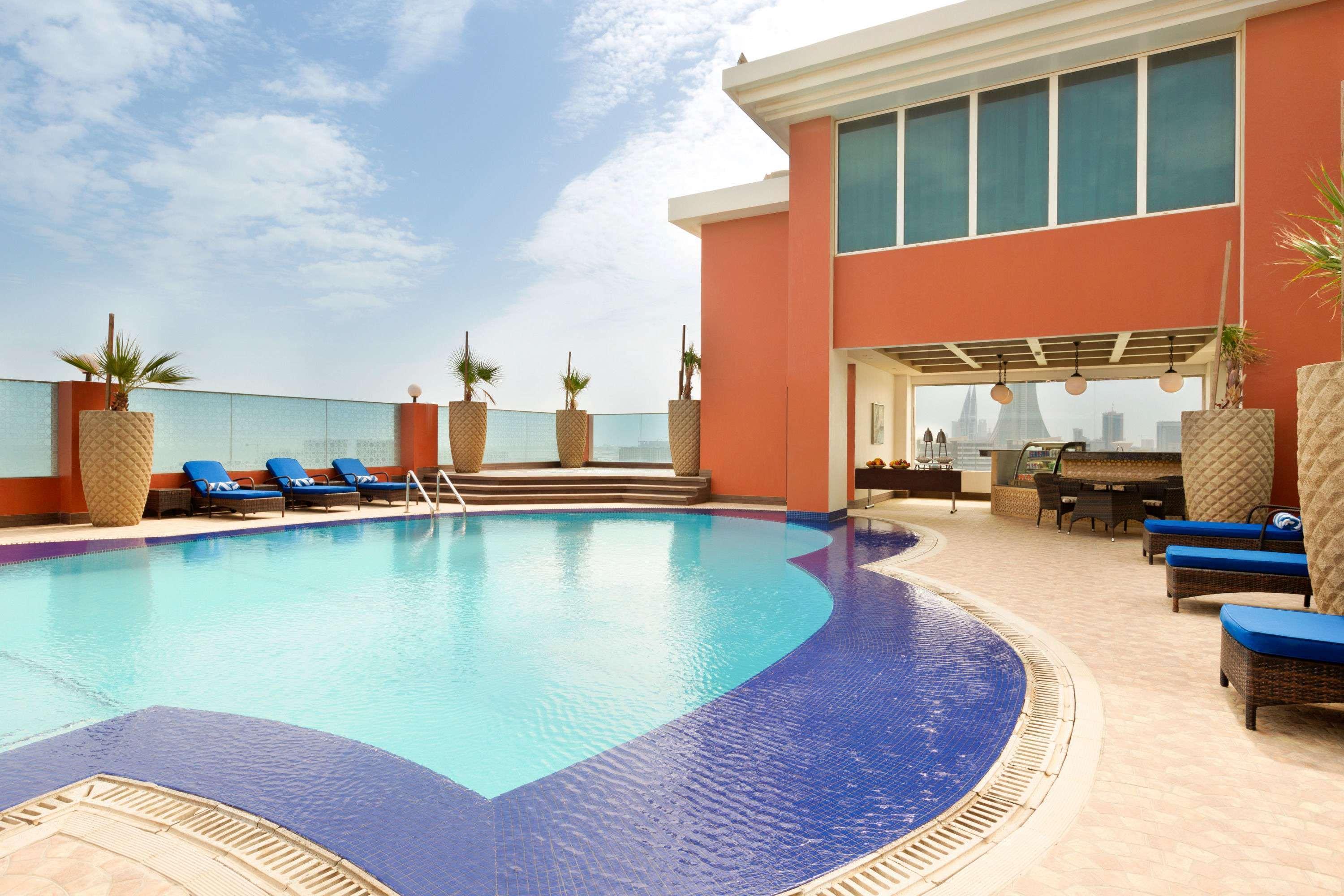 Ramada By Wyndham Manama City Centre Екстериор снимка