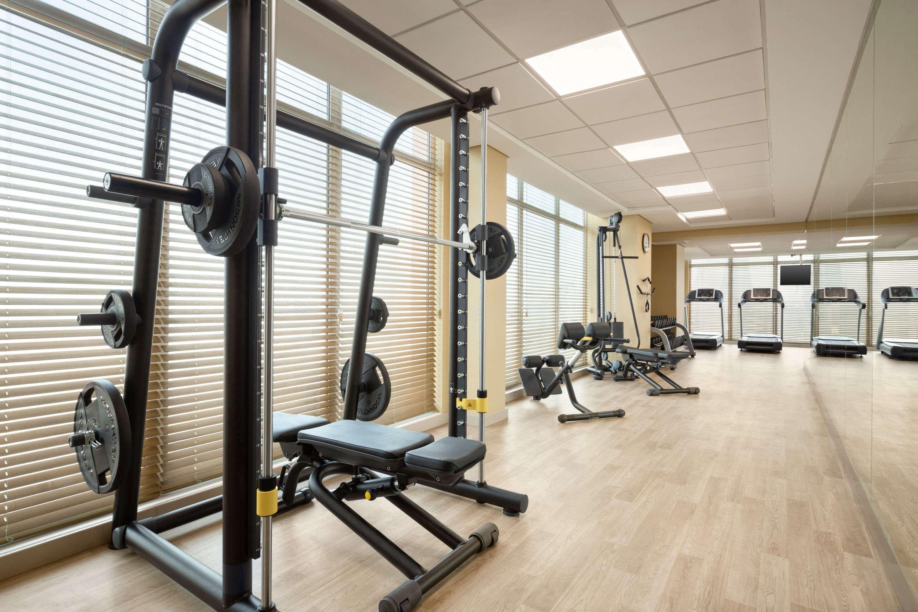 Ramada By Wyndham Manama City Centre Екстериор снимка