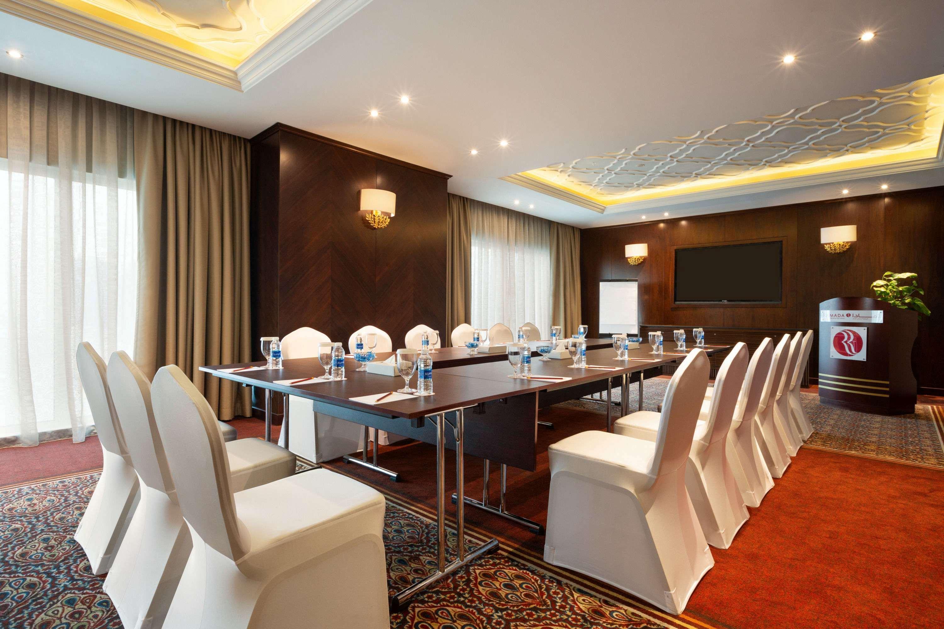 Ramada By Wyndham Manama City Centre Екстериор снимка