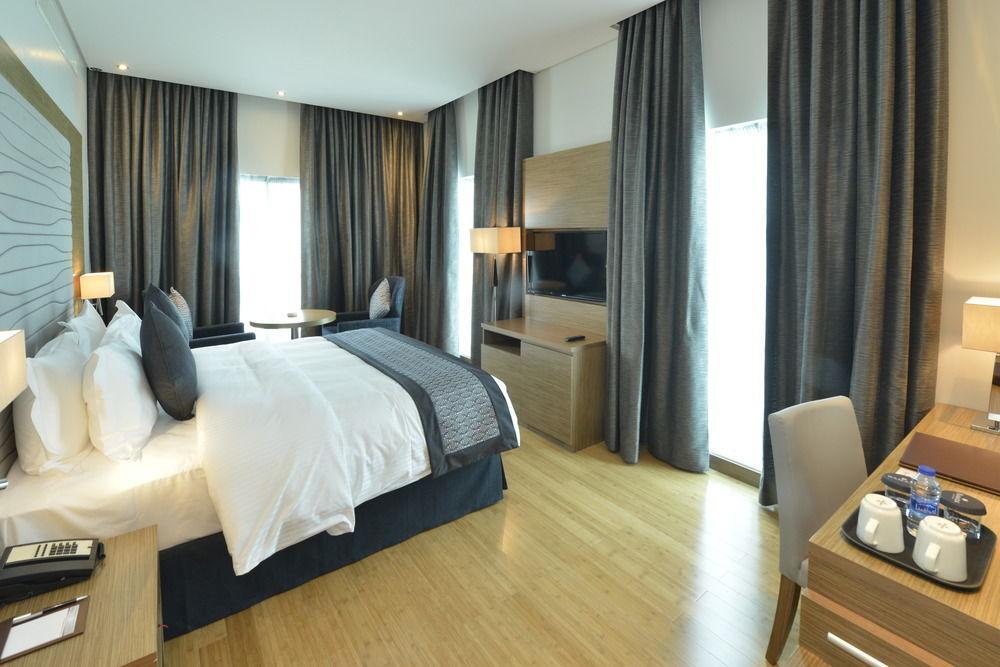 Ramada By Wyndham Manama City Centre Екстериор снимка
